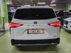 2022 Toyota Sienna 2.5 Hybrid 2WD, белый — фото 4