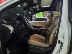 2022 Toyota Sienna 2.5 Hybrid 2WD, белый — фото 10