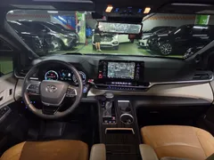 2022 Toyota Sienna 2.5 Hybrid 2WD, белый — фото 14