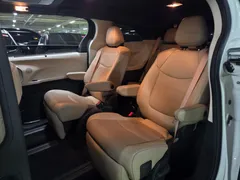 2022 Toyota Sienna 2.5 Hybrid 2WD, белый — фото 15