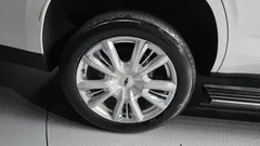 2022 ChevroletGMDaewoo Tahoe 6.2 Dark Knight 4WD, белый — фото 5