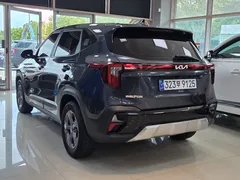 2023 Kia Seltos Gasoline 1.6 Turbo 2WD, серый — фото 4