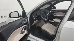 2024 BMW X1 xDrive 20i M Sport, белый — фото 10