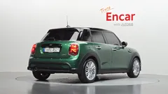 2022 Mini Cooper 5-Door Classic Plus — фото 2