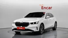 2024 BMW 5-Series 520i, белый — фото 1