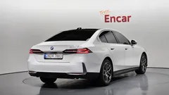 2024 BMW 5-Series 520i, белый — фото 2