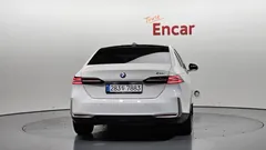 2024 BMW 5-Series 520i, белый — фото 4