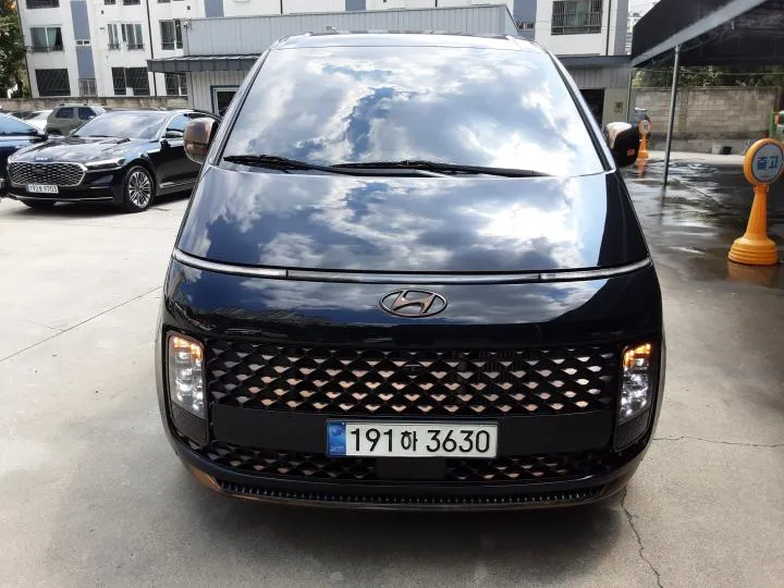 2023 Hyundai Staria Lounge 9-Seater