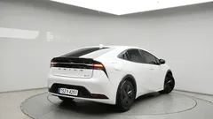 2024 Toyota Prius 2.0 PHEV SE, белый — фото 2