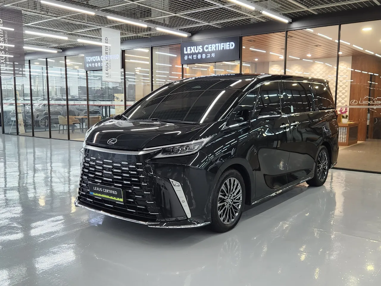 2025 Lexus LM 500h Royal