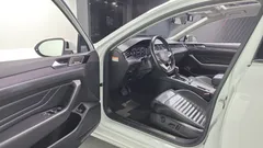 2021 Volkswagen Passat 2.0 TDI 4Motion Prestige, белый — фото 10