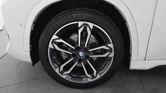 2024 BMW X1 xDrive 20i M Sport, белый — фото 5
