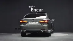 2021 Lexus LS 3.5 Luxury AWD, серо-серебристый — фото 4