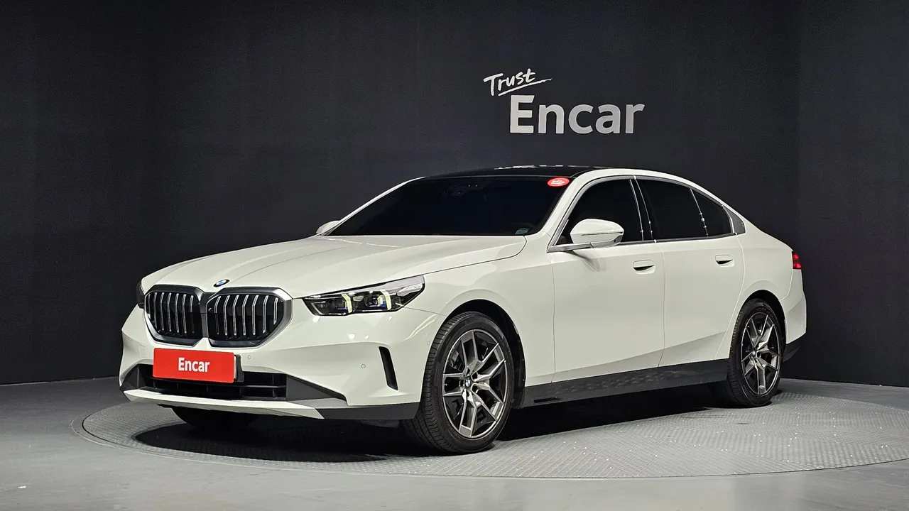 2024 BMW 5-Series 520i