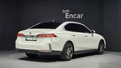 2024 BMW 5-Series 520i, белый — фото 2