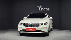 2024 BMW 5-Series 520i, белый — фото 3