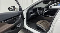 2024 BMW 5-Series 520i, белый — фото 10
