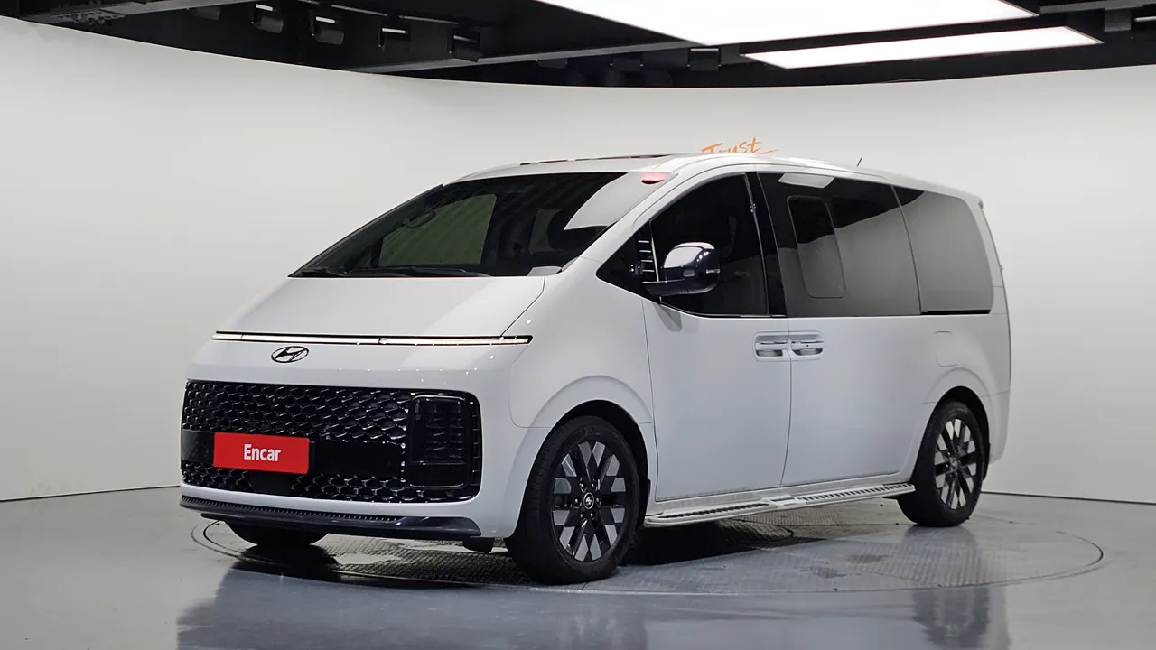 2022 Hyundai Staria Lounge 9-Seater