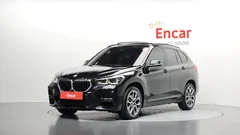 2022 BMW X1 xDrive 20i M Sport, чёрный — фото 1