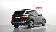 2022 BMW X1 xDrive 20i M Sport, чёрный — фото 2