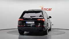 2025 Audi SQ7 4.0 TFSI Quattro — фото 4