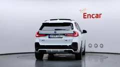 2024 BMW X1 xDrive 20i M Sport, белый — фото 4