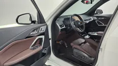 2024 BMW X1 xDrive 20i M Sport, белый — фото 10