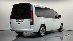 2022 Hyundai Staria 4WD Tourer 9-Seater — фото 2