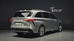 2022 Toyota Sienna 2.5 Hybrid 2WD, серый — фото 2