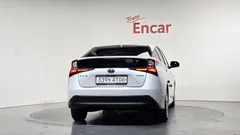 2021 Toyota Prius 1.8, белый — фото 4