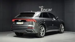 2022 Audi Q8 55 TFSI Quattro Premium, серый — фото 2
