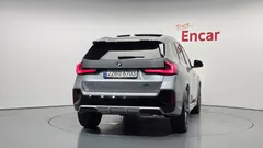 2024 BMW X1 xDrive 20i M Sport, серо-серебристый — фото 4