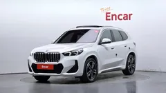 2024 BMW X1 xDrive 20i M Sport, белый — фото 1