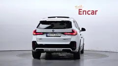 2024 BMW X1 xDrive 20i M Sport, белый — фото 4