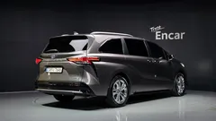 2022 Toyota Sienna 2.5 Hybrid 2WD, серый — фото 2