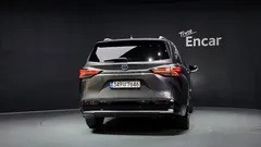 2022 Toyota Sienna 2.5 Hybrid 2WD, серый — фото 4