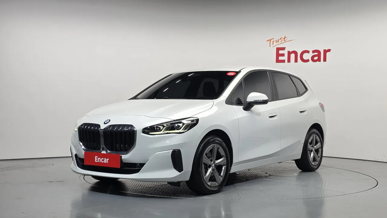 2023 BMW 2-Series 220i Advantage