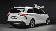 2022 Toyota Sienna 2.5 Hybrid 2WD, белый — фото 2