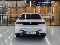 2023 Toyota Crown 2.5 4WD Hybrid, белый — фото 4