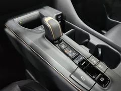 2023 Toyota Crown 2.5 4WD Hybrid, белый — фото 7