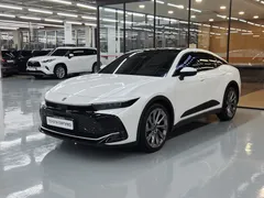 2023 Toyota Crown 2.5 4WD Hybrid, белый — фото 13
