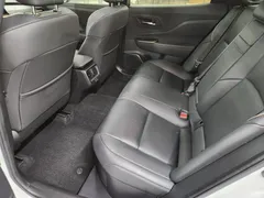 2023 Toyota Crown 2.5 4WD Hybrid, белый — фото 17