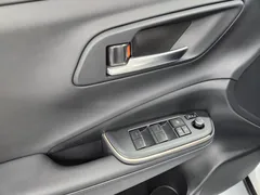 2023 Toyota Crown 2.5 4WD Hybrid, белый — фото 19