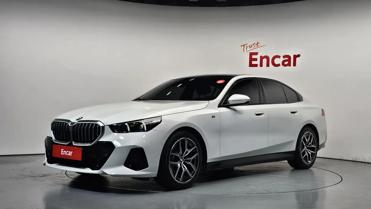 2024 BMW 5-Series 520i M Sport