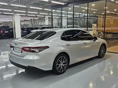 2023 Toyota Camry 2.5 XLE Hybrid, серебристый — фото 2