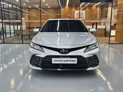2023 Toyota Camry 2.5 XLE Hybrid, серебристый — фото 3