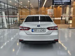 2023 Toyota Camry 2.5 XLE Hybrid, серебристый — фото 4