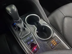 2023 Toyota Camry 2.5 XLE Hybrid, серебристый — фото 9