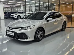 2023 Toyota Camry 2.5 XLE Hybrid, серебристый — фото 12
