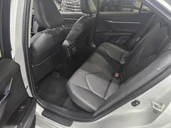 2023 Toyota Camry 2.5 XLE Hybrid, серебристый — фото 16